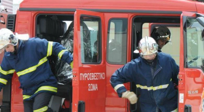 Ατύχημα με πυροσβέστη στην Πάτρα: Έπεσε από μεγάλος ύψος (βίντεο)